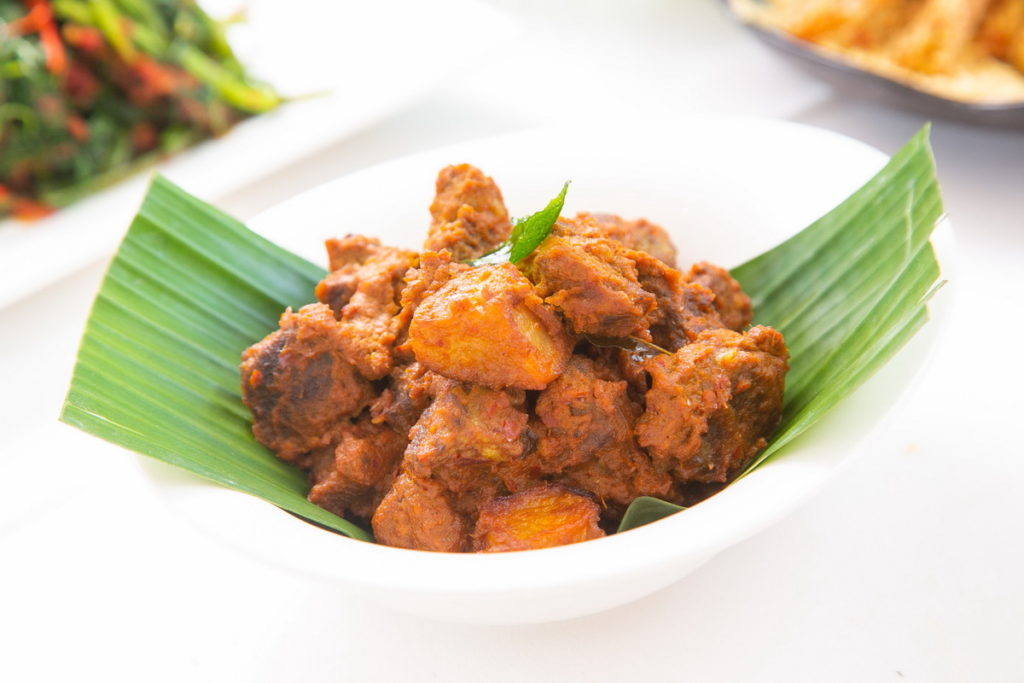 印尼仁當牛肉是印尼國菜，以牛肉、馬鈴薯與多種香料及椰漿一同燉煮，吸收香料滿滿的精華後吃起來軟嫩綿密(圖：珍寶南洋小廚提供)