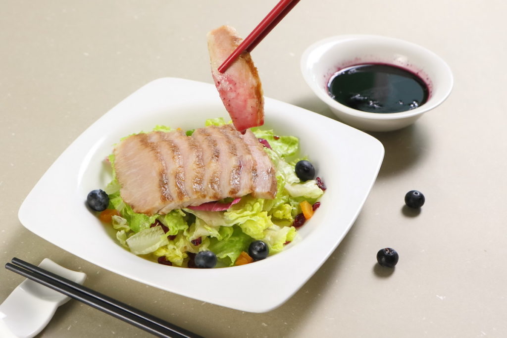台北老爺『明宮粵菜廳』藍莓和風松阪豬，藍莓醬汁更帶出松阪豬肉的鮮甜好滋味。