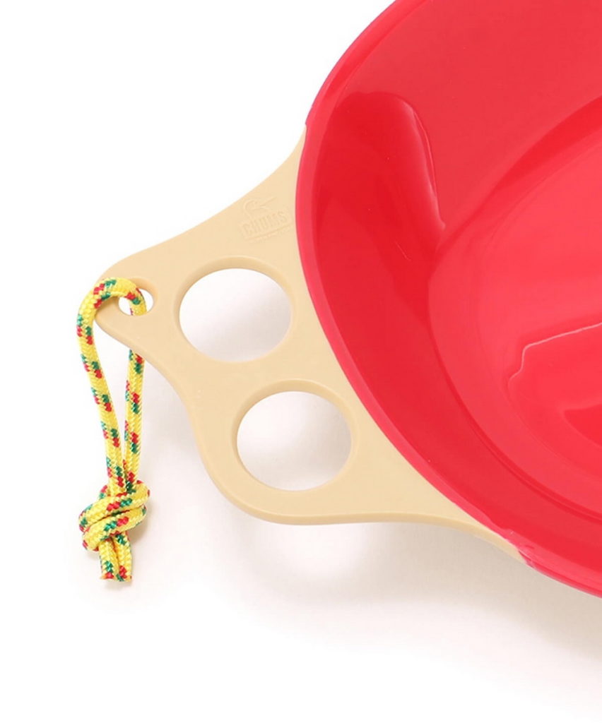 品牌的餐具系列在設計上採用繽紛童趣色彩，帶有兩孔的把手也更容易吊掛。