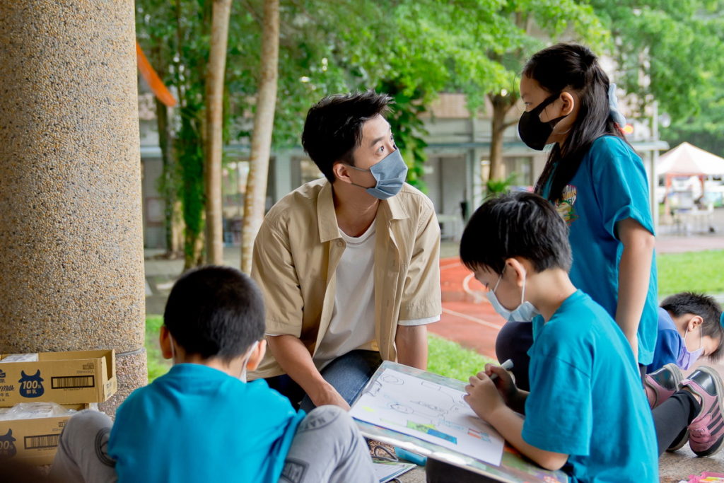 江宏傑與永定國小學生一同分享歡樂牛奶時光繪畫過程。