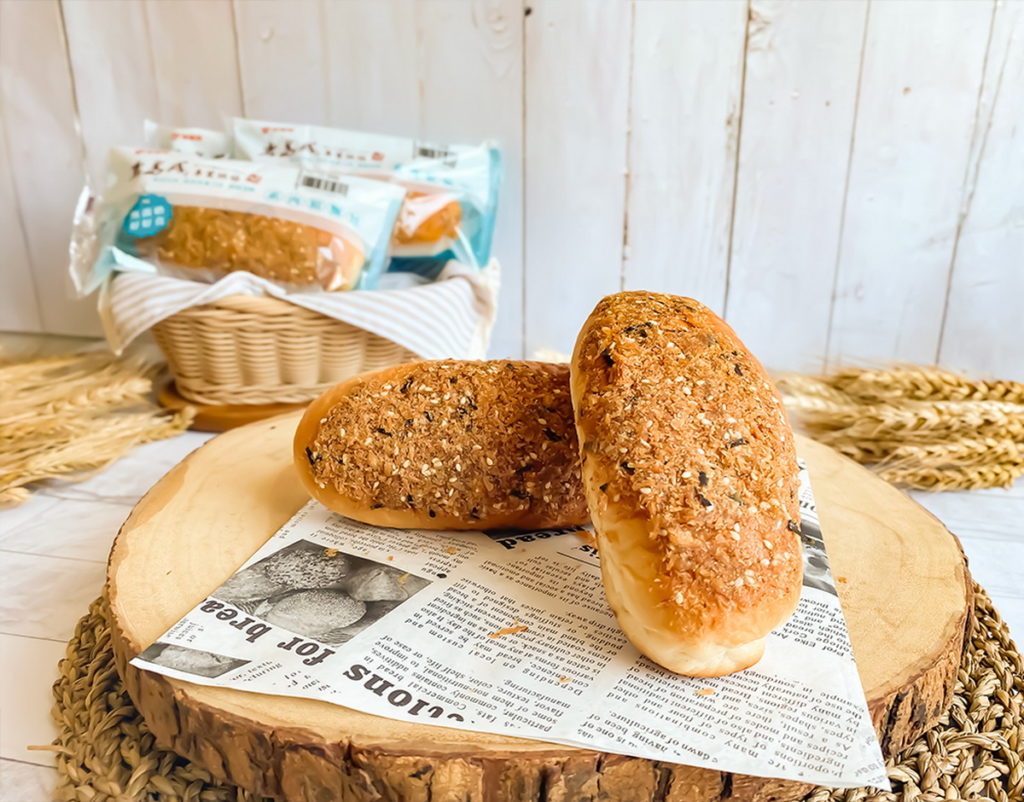 萊爾富二度攜手岩島成推出4款獨家無蛋奶麵包，素肉鬆麵包，售價35元。