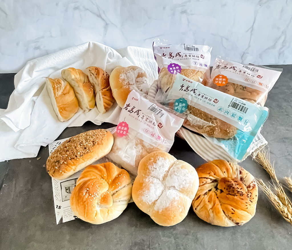萊爾富二度聯名岩島成，率先超商通路推出「無蛋奶麵包」搶市，主打超柔潤口感及安心美味。