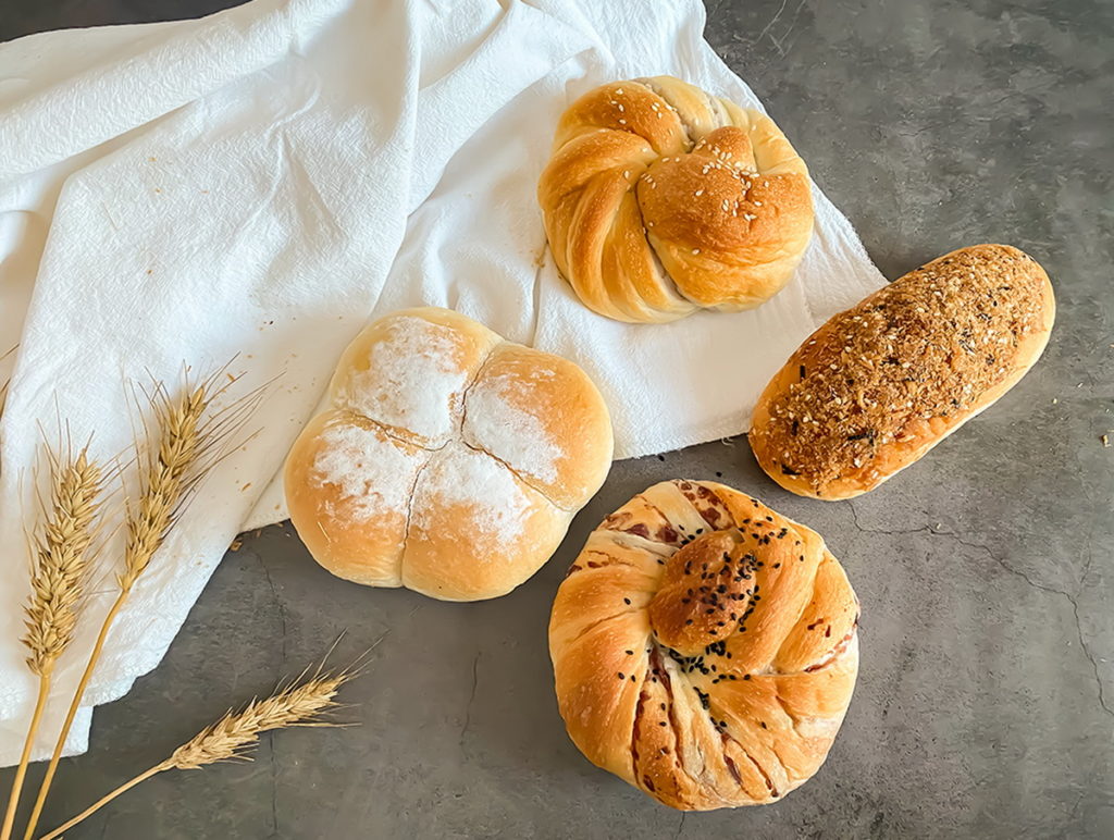 萊爾富攜手岩島成，透過雙方合作，全新推出4款「無蛋奶麵包」，以高含水量工法及嚴選物料打造安心美味，提供消費者全新體驗。