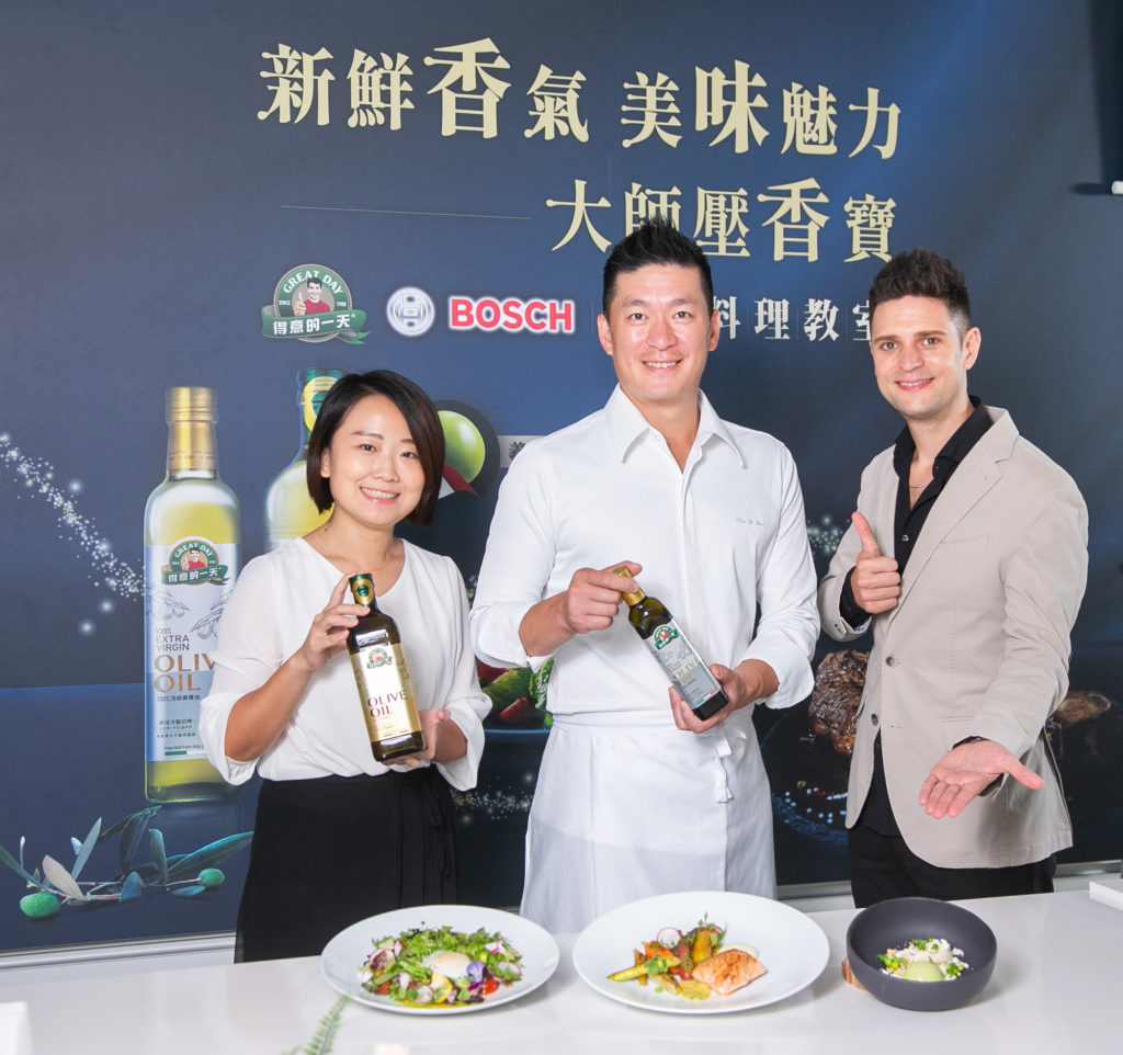 米其林主廚Paul Lee(中)、品油師王依亭(左)、義大利型男歌手吳子龍(右)，共同介紹由得意的一天橄欖油所做出的「自煮」星級料理。