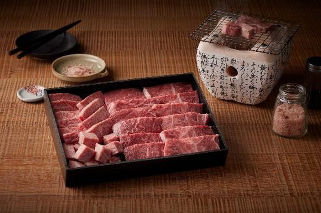 肉品專家RÒU BY T-HAM於中秋推出A5日本黑毛和牛燒烤組，盡享高級和牛的奢華饗宴，售價$ 3450，中秋限定優惠價$3280