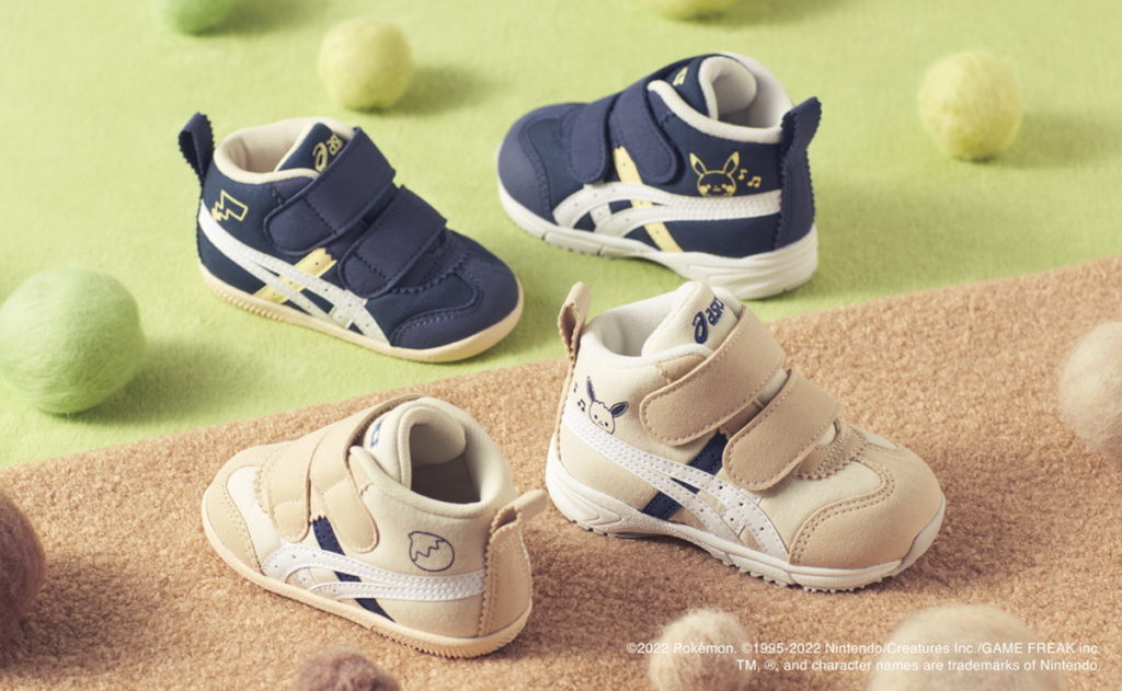 Monpoke學步鞋款系列推出米色與深藍兩色，雙腳分別印上皮卡丘與伊布，化身為迷你寶可夢訓練師