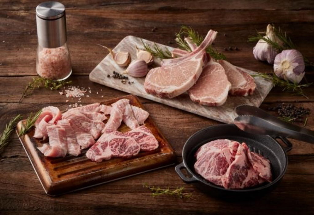 RÒU BY T-HAM西班牙伊比利豬烤肉由侍肉師精選三款部位，梅花、松阪與帶骨里肌一次滿足，大口吃肉，簡單燒烤就十分鮮甜美味。