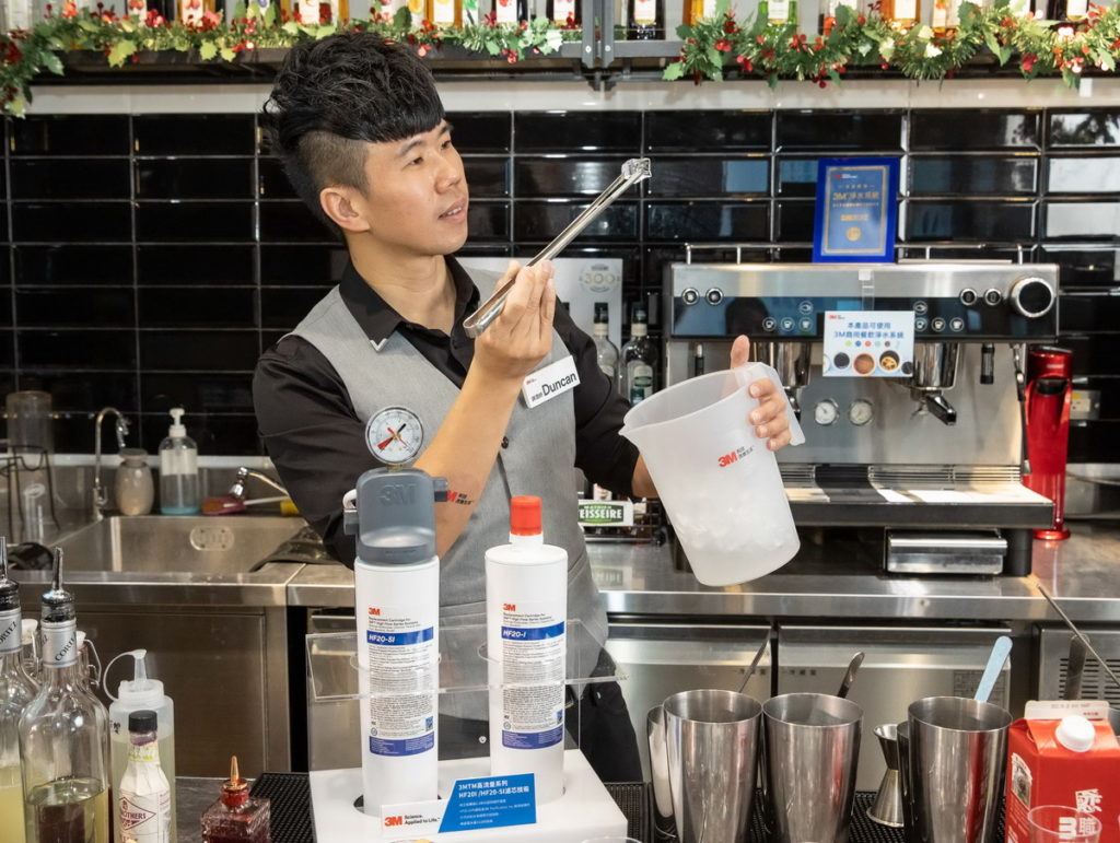 花式調酒師Duncan分享使用3M商用餐飲淨水系統過濾的水製作冰塊，能提升口感並降低硬水雜質，使冰塊等純淨透明(3M提供)