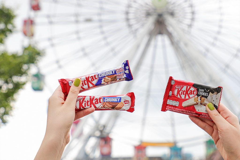 .呼應暑假出遊潮，雀巢KitKat巧克力以「遊樂園」概念推出三款必吃新品：蓮花脆餅巧克力、爆米花巧克力、黑可可餅乾巧克力。
