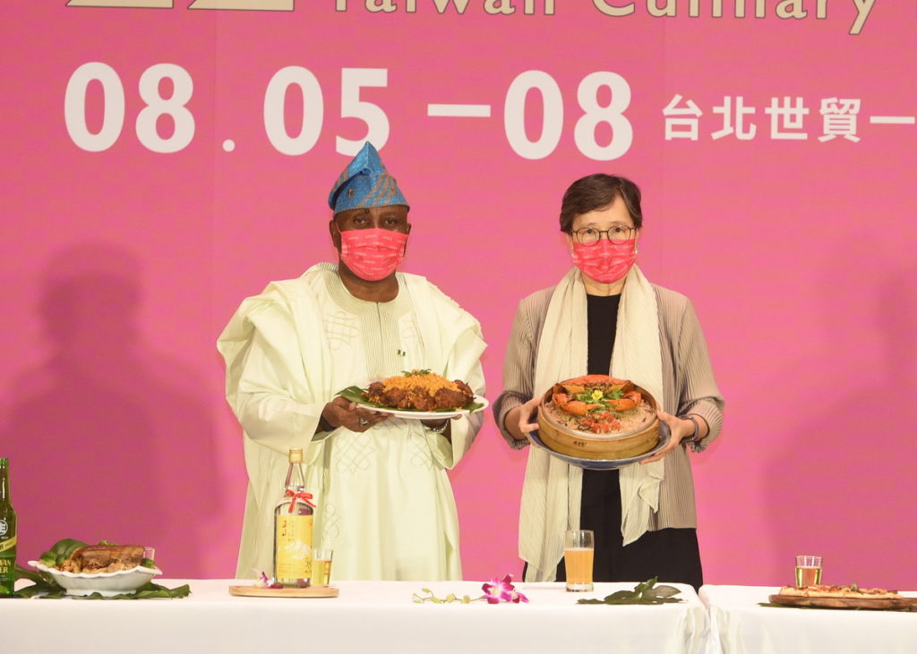 奈及利亞駐駐華商務辦事處阿邁德處長端出夫人親自烹煮的加羅夫飯，與台灣觀光協會