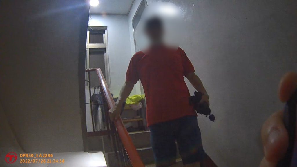 警方在鄰近公寓大樓樓梯間發現老翁