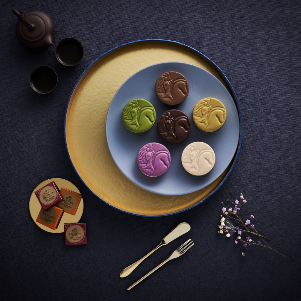 2022 GODIVA中秋系列由巧克力大师Sébastien Bauer傾心研發，延續六款馥郁香濃的經典口味，新穎演繹驚艷味蕾的舌尖體驗。