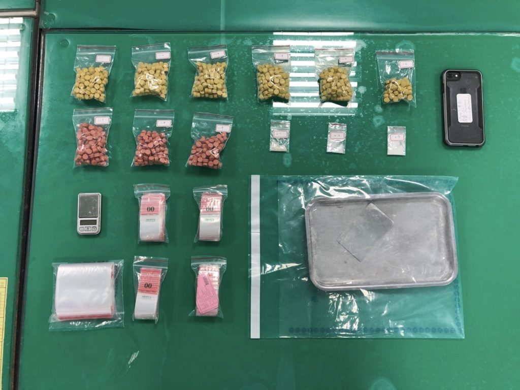 警方起獲第二級毒品MDMA搖頭丸 9包、第三級毒品愷他命3包、電子磅秤等犯罪證物