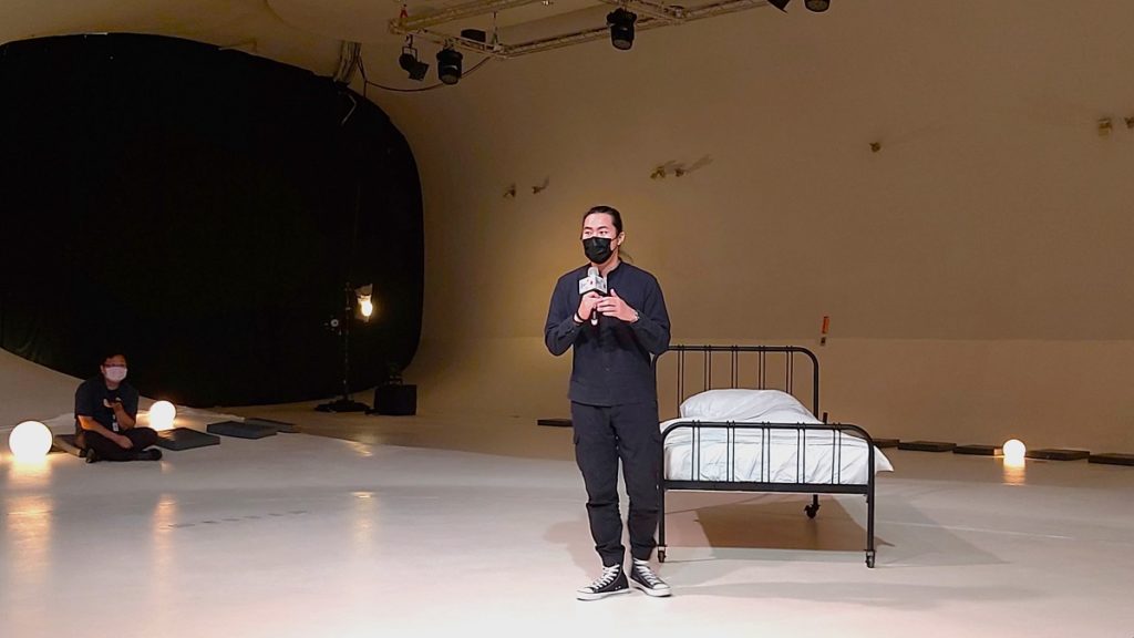 導演暨音樂設計李勻說明《睡前故事》在歌劇院凸凸廳內演出的內容。（圖/陳惠玲攝）