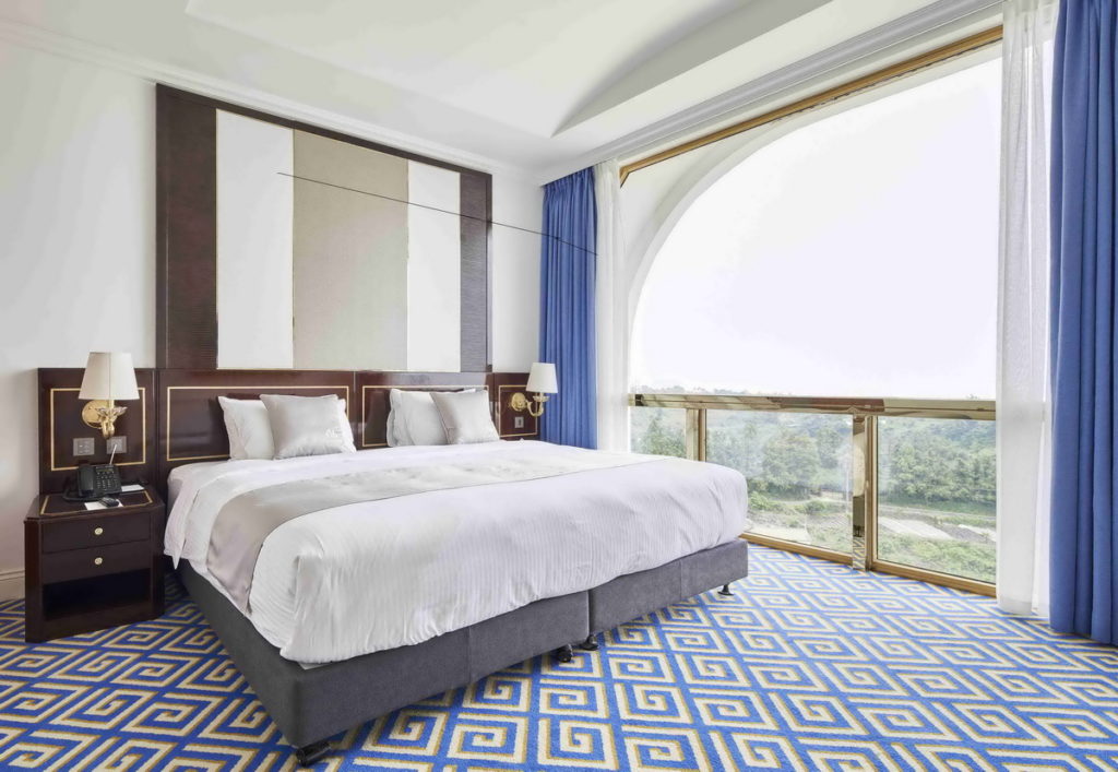 「濟州島」「GoldOne Hotel & Suites」飯店裝潢大氣華麗。(圖片由Booking.com提供)