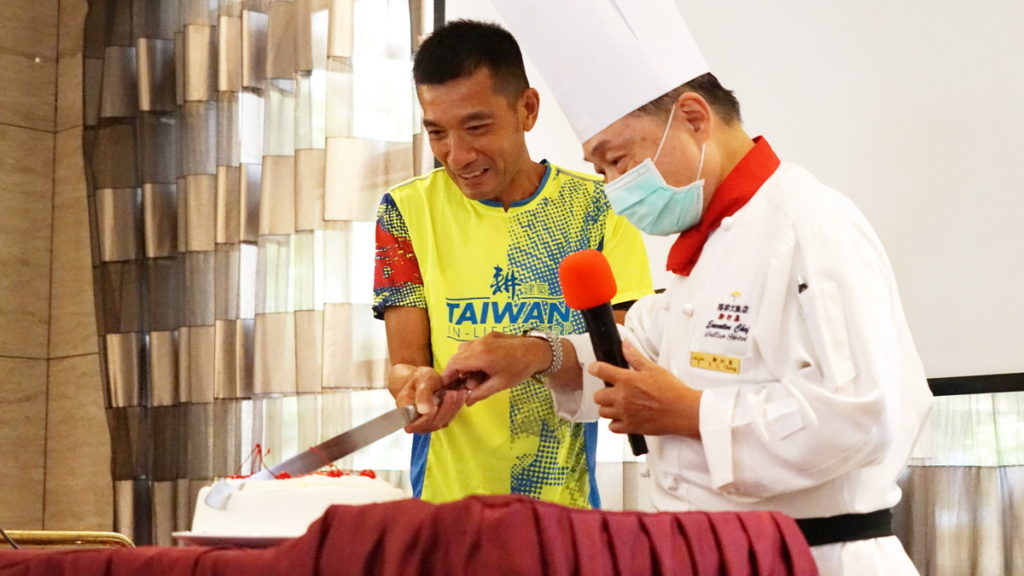 超馬老爹羅維銘二度出征全球最長馬拉松賽事 阿基師送蔬食蛋糕預祝奪冠