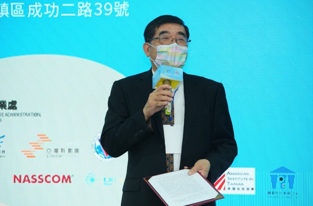高醫校長楊俊毓，藉由與比翼國際加速器雙方的合作共同協助生醫新創研發智慧醫療照護服務與產品，發展出商業策略模式。