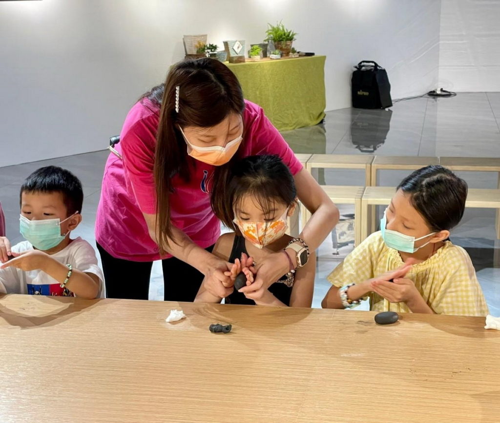展覽期間特別於每週規劃2堂輕黏土DIY體驗課程，由愛心教養院院生擔任小老師與民眾互動。