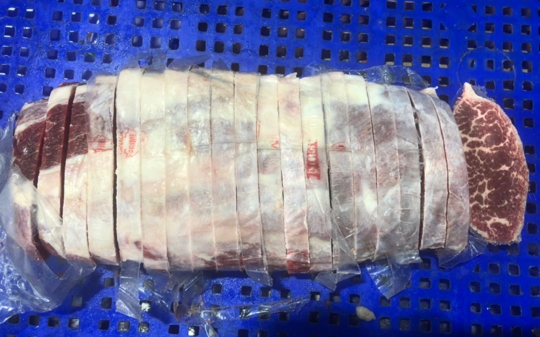 「原廠包膜包裝」肉品跟原包膜直接切肉會誤食微塑膠