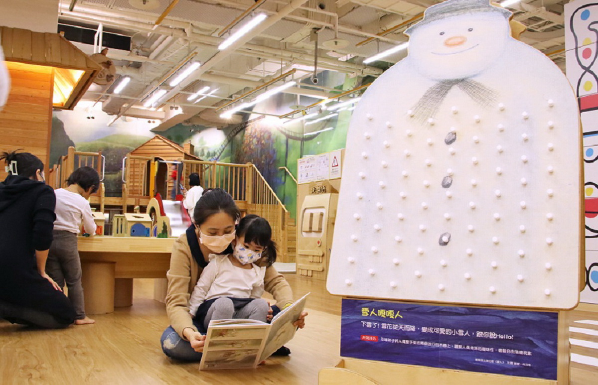 《雪人》在台灣出版後，不僅是每一年聖誕前夕親子必讀的圖畫書，延伸製作的玩具或大型立牌，都是親子活動中最受歡迎的遊具。