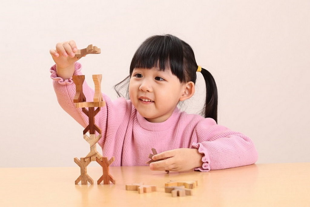 「台北101體驗空間」與「上誼文化」攜手讓孩童在拼貼與堆疊遊戲中激發創造力，體驗台灣木材「木字積木」的魅力！（圖／台北101提供）