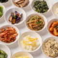 「拼拼拌」 以創造自己喜愛的韓式美食為主要訴求，每日提供15種以上的配菜讓顧客自由混搭