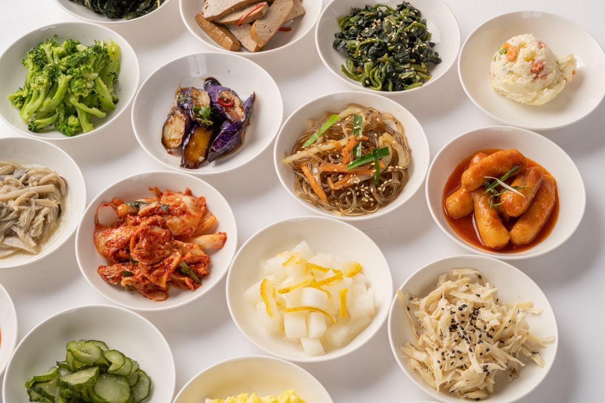 「拼拼拌」 以創造自己喜愛的韓式美食為主要訴求，每日提供15種以上的配菜讓顧客自由混搭