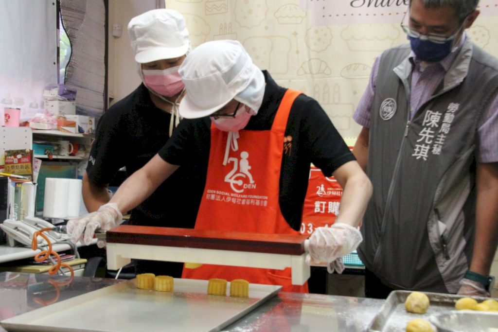 伊甸庇護工場小錦，指導來賓們如何製作月餅。