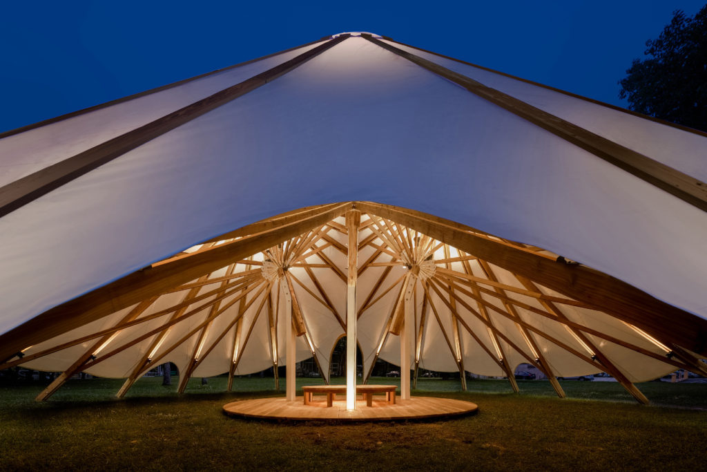 范承宗｜落水唷 Rainy Dome
將一把傳統油紙傘拆解成分離的眾多零組件，完成了具有數理邏輯的三倍傘骨結構，張起如有機葉形輪廓的防水帆布，能感受到立體的木構產生的特殊空間體感。
