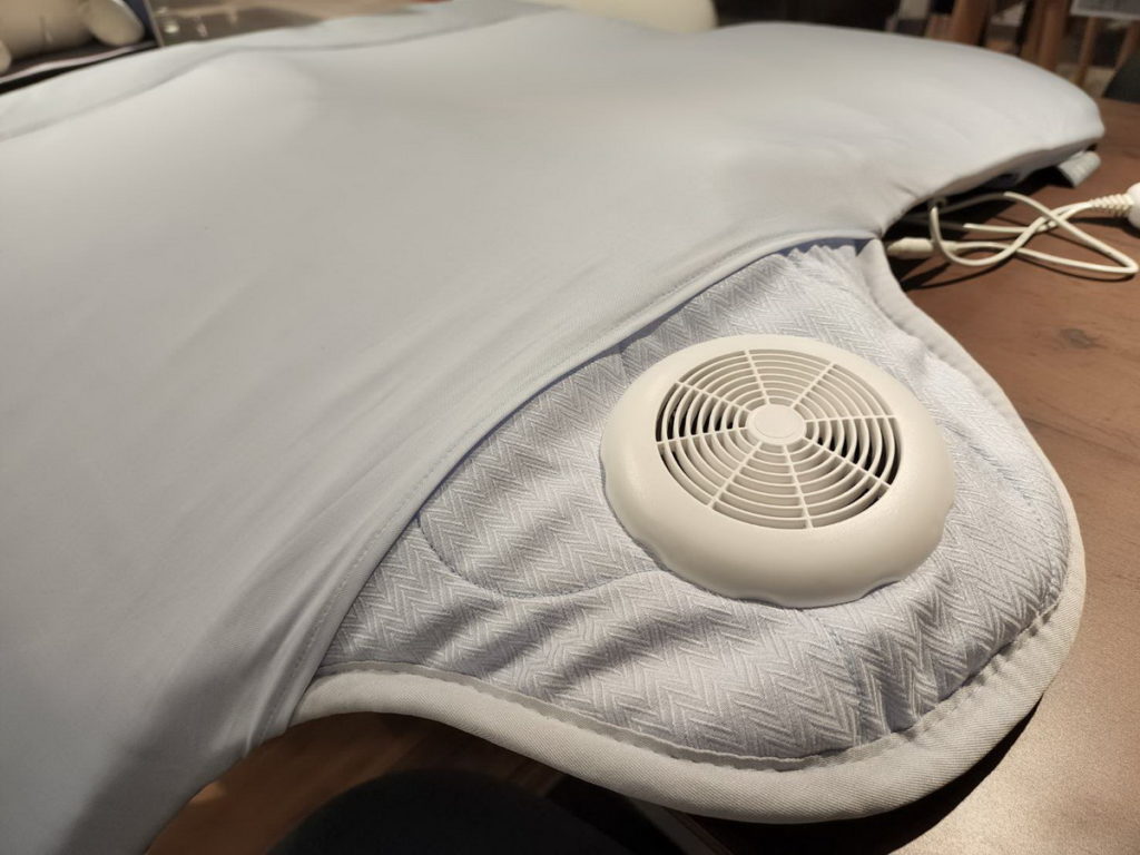 「ATEX SOYO涼夏好眠清涼床墊」使用雙層網眼布，良好的透氣性可排出熱空氣，搭配風扇排出汗水與體溫產生的溼氣與熱空氣