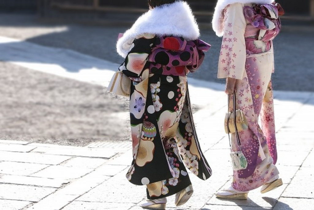 日本成人式 正式和服「振袖」搭配傳統草履的打扮。