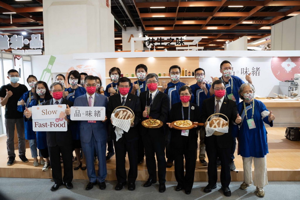 「2022 台灣美食展」客委會楊長鎮主委與業者的大合影