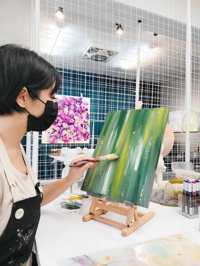 此次與「牡丹畫室」合作，特定媒材要讓消費者以顏料暈染、堆疊等方式隨心所欲的揮灑創作。（圖／台北101提供）