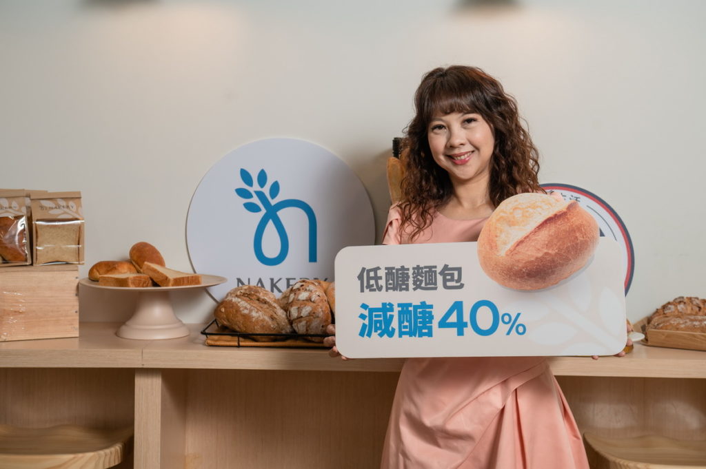 營養師李婉萍表示家樂福推出的低醣麵包，減醣比例高達40_，對於想要做低醣飲食控制的