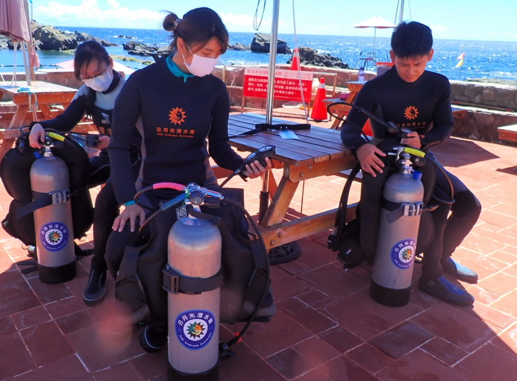 日月光環保潛水隊員出隊前皆需要接受完整的行前訓練，以確保能更安全的執行每一次任務。（圖片由財團法人日月光環保永續基金會提供）