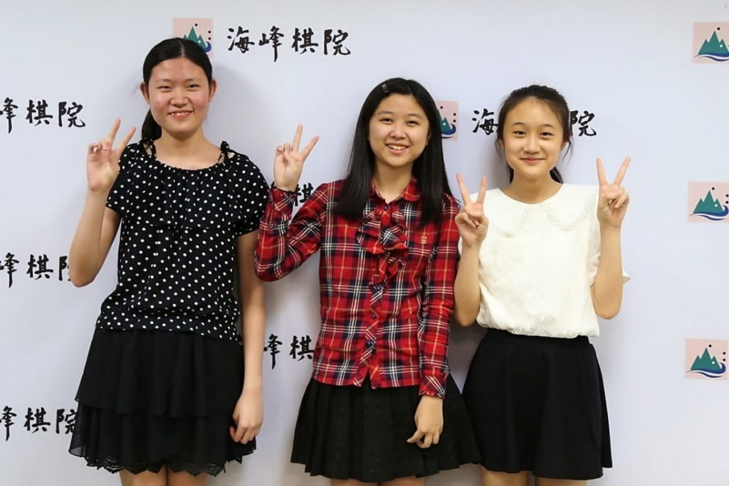 2022年新入段女棋士：(左)陳品樺(中)林怡廷(右)李嘉馨