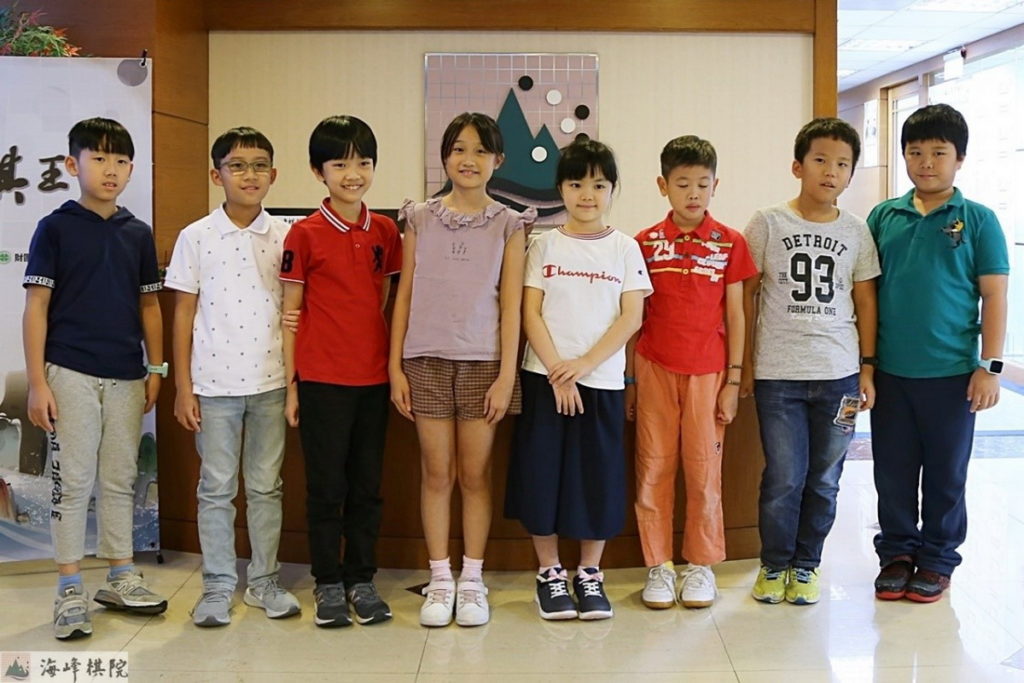 2019年仲邑堇(右四)來台短期訓練與李嘉馨(左四)及道場學員合影