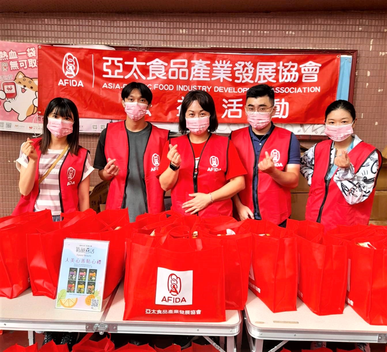 「亞太食品產業發展協會」與「台北捐血中心」再度於昨天(9/1)在台北西門町峨嵋停車場捐血車合作「捐血迎中秋 幫助更多家庭團圓」活動