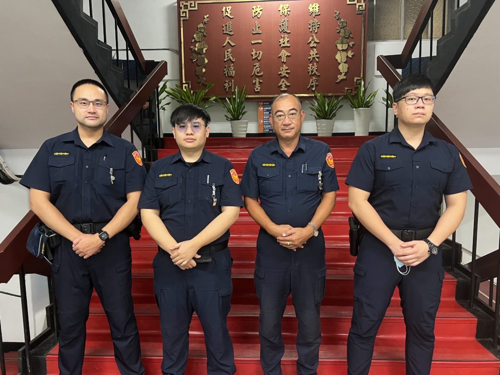 警員王品翔(左)、警員李英瑞(中左)、副所長談勤偉(中右)、警員殷紹博(右)