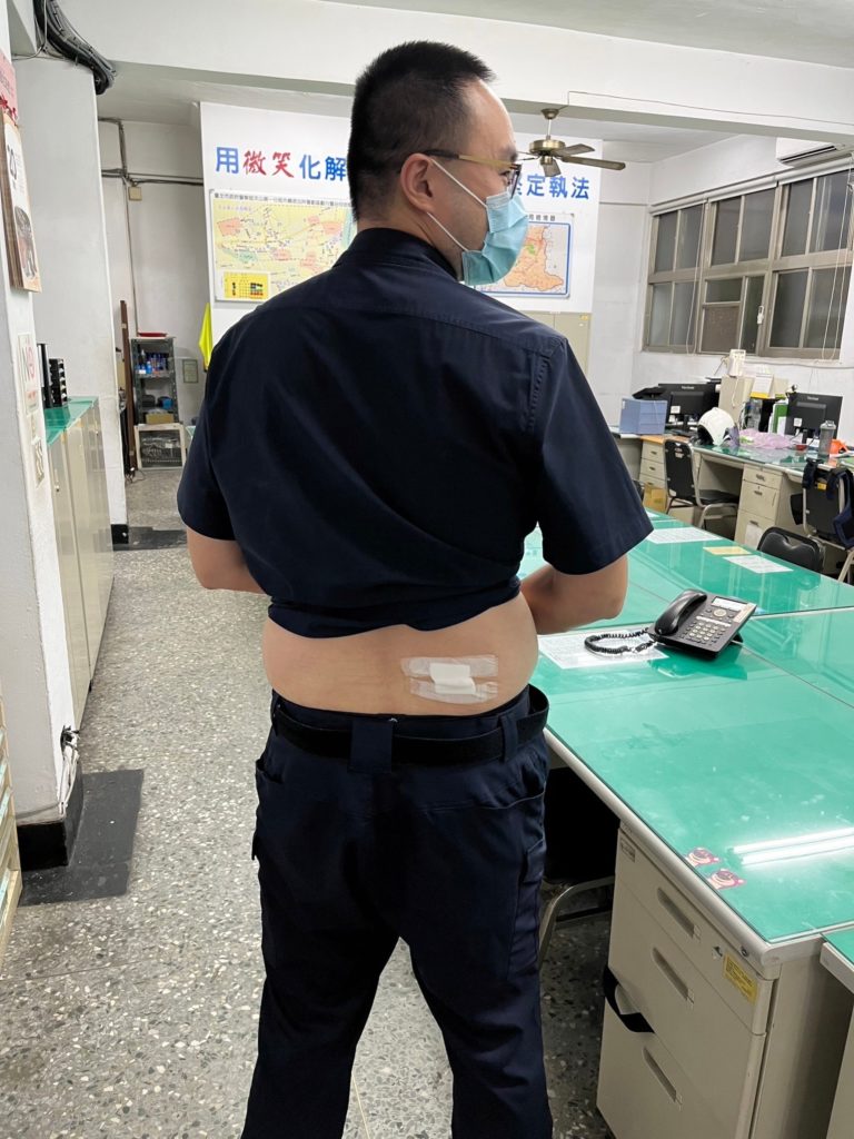 員警以救人為重,勇敢執勤,遭建築物突出之尖銳物刺傷