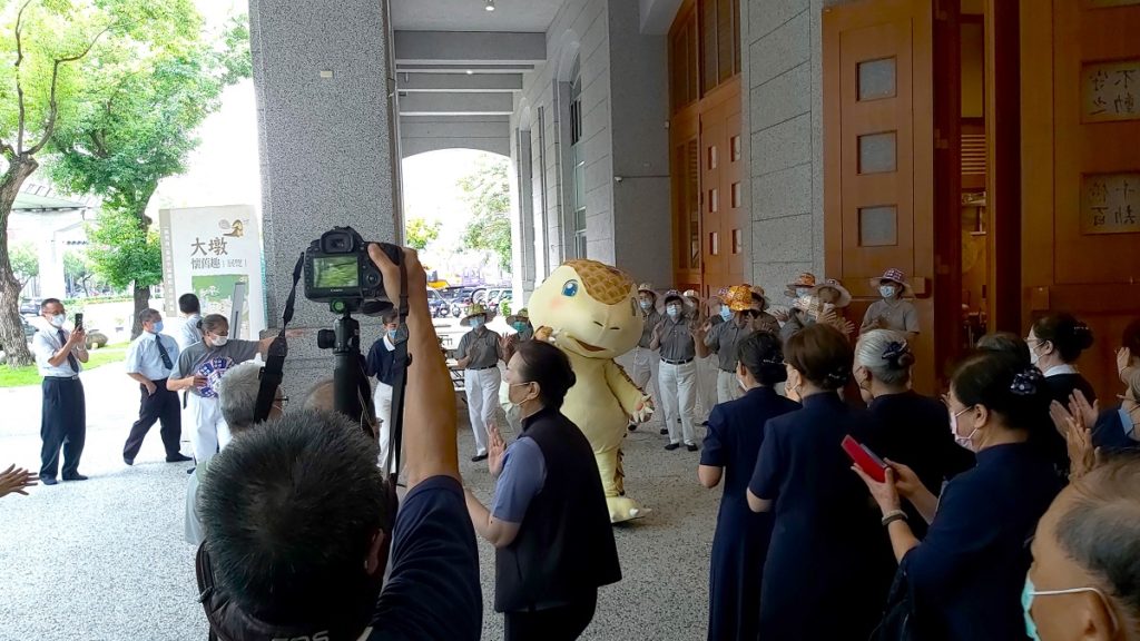 環保志工與南屯吉祥物咖咖演出畫面。（圖/陳惠玲攝）
