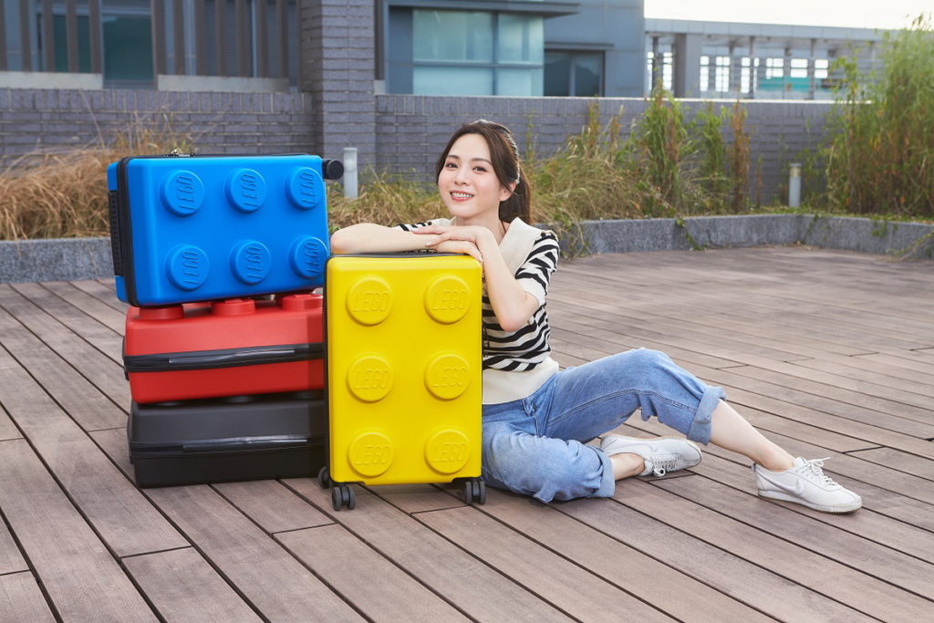 7-ELEVEN 全店於10月6日推出「LEGO樂高90周年門市快閃購集點送」，首推旅遊必備的「20吋旅行箱」，外型為經典樂高積木設計，採用PP...