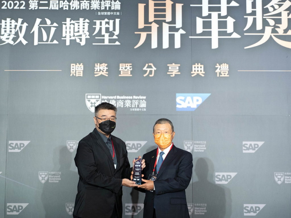 中鼎集團余俊彥總裁接受數位發展部政務次長李懷仁頒獎表揚。