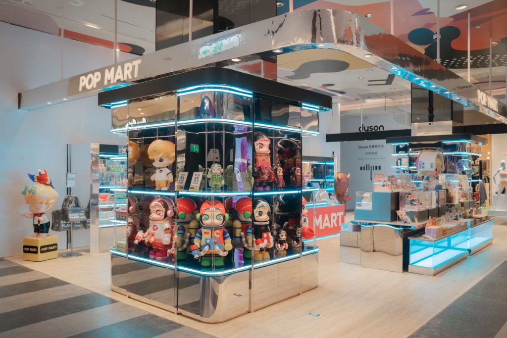 POP MART泡泡瑪特首間實體店以冷色系為主色調，呈現極具未來感的潮流風格。
