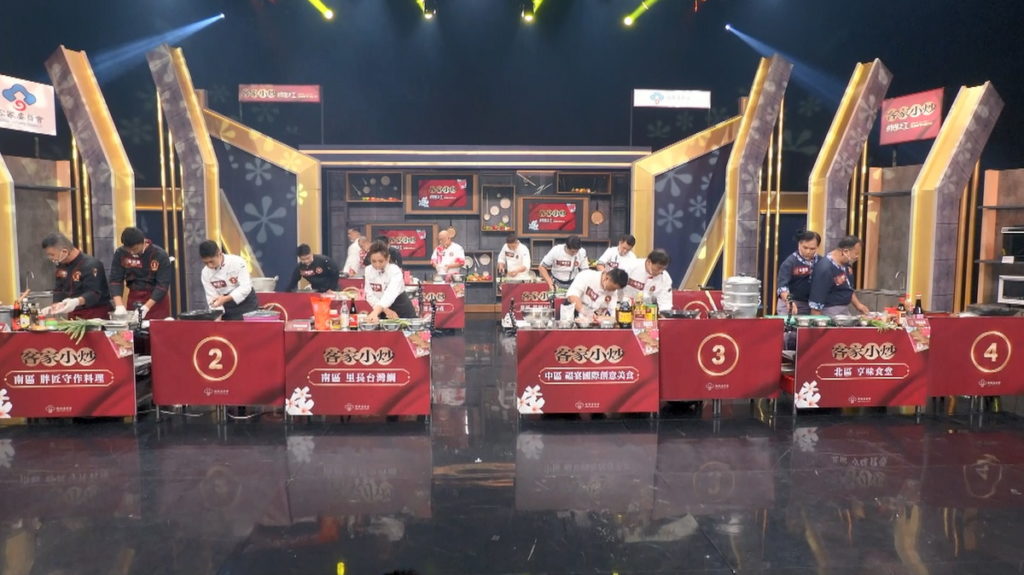 「2022客家小炒全國爭霸賽」準決賽參賽者,在「料理之王」節目中展廚藝