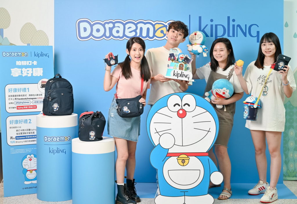 揹著「 Doraemon  Kipling亞洲限定聯名系列」與哆啦A夢主題拍照區合影，打卡上傳即可領取獨家小禮，還有機會抽中聯名包款。