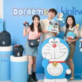 揹著「 Doraemon Kipling亞洲限定聯名系列」與哆啦A夢主題拍照區合影，打卡上傳即可領取獨家小禮，還有機會抽中聯名包款。