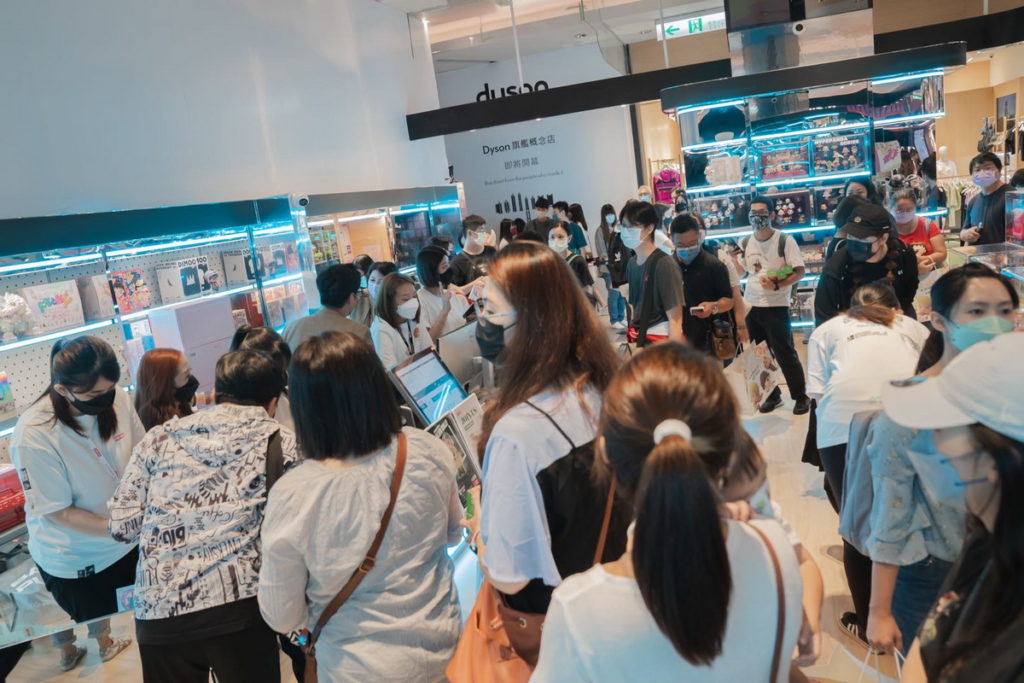 台灣首店販售超過百種系列、上千款式，在試營運當日創造破百萬營業額。