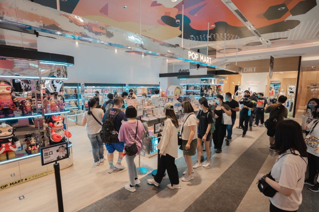台灣首間POP MART泡泡瑪特實體店於9月8日試營運，吸引近千位「娃友」熱烈響應。
