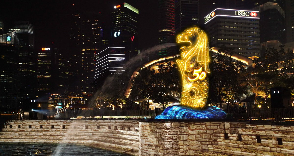 為歡慶50周年，魚尾獅雕像將於9月15日至29日，每日晚間進行亮燈活動。圖片來源：新加坡旅遊局